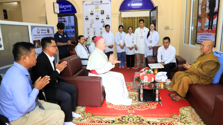 Đại diện Tông tòa Phnom Penh hỗ trợ y tế cho người dân Campuchia